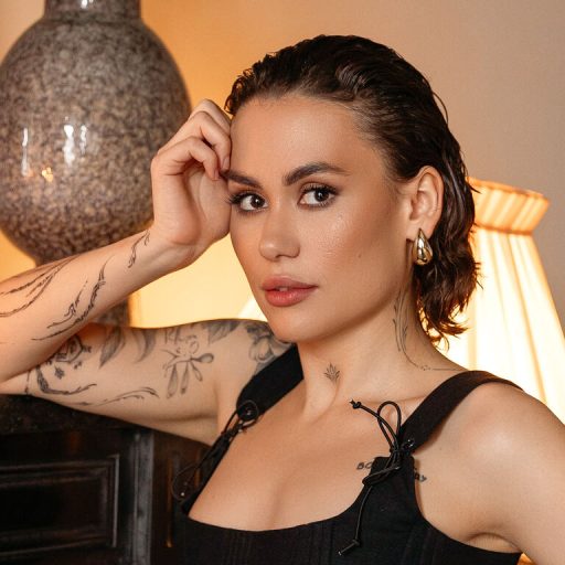 ViktoriaMoore recorded live image