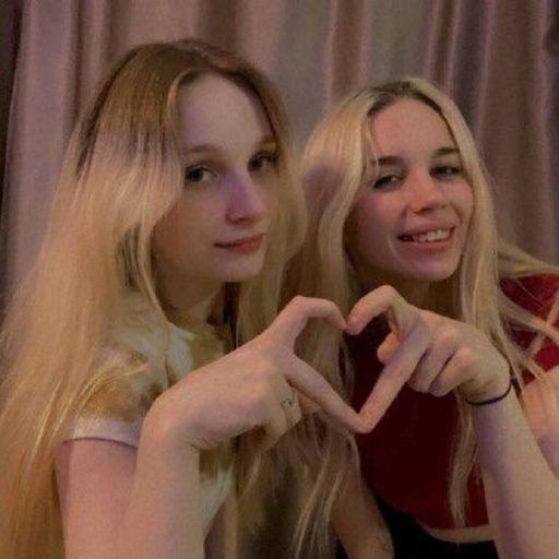 WandaAndDaysi show fingering image