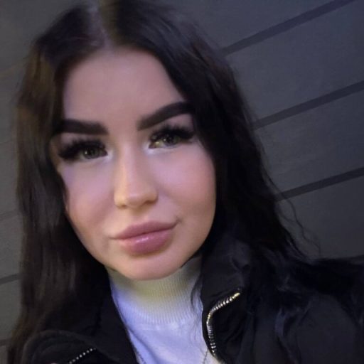 YevetteStreeper cam naked image